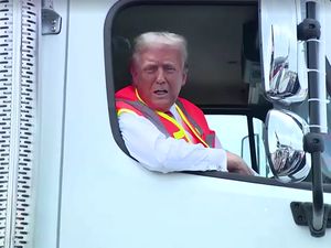 Video: Trump Jadi Sopir Truk Sampah saat Kampanye di Wisconsin