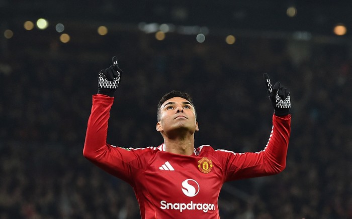 Soccer Football - Carabao Cup - Round of 16 - Manchester United v Leicester City - Old Trafford, Manchester, Britain - October 30, 2024  Manchester Uniteds Casemiro celebrates scoring their fourth goal REUTERS/Peter Powell EDITORIAL USE ONLY. NO USE WITH UNAUTHORIZED AUDIO, VIDEO, DATA, FIXTURE LISTS, CLUB/LEAGUE LOGOS OR LIVE SERVICES. ONLINE IN-MATCH USE LIMITED TO 120 IMAGES, NO VIDEO EMULATION. NO USE IN BETTING, GAMES OR SINGLE CLUB/LEAGUE/PLAYER PUBLICATIONS. PLEASE CONTACT YOUR ACCOUNT REPRESENTATIVE FOR FURTHER DETAILS..