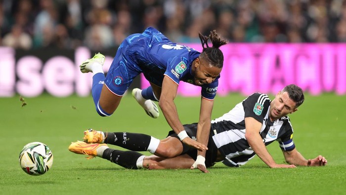 NEWCASTLE UPON TYNE, ENGLAND - OCTOBER 30: Christopher Nkunku of Chelsea is challenged by Fabian Schaer of Newcastle United during the Carabao Cup Fourth Round match between Newcastle United and Chelsea at St James Park on October 30, 2024 in Newcastle upon Tyne, England. (Photo by George Wood/Getty Images)