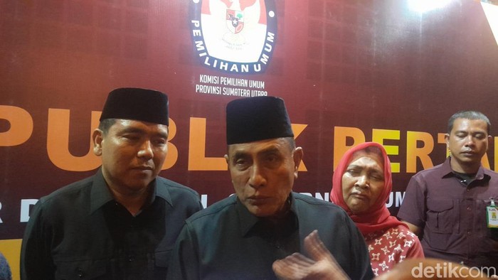 Edy-Hasan dikala pertemuan pers usai debat pertama Pilgub Sumut 2024 (Nizar Aldi/detikSumut) Edy-Hasan dikala pertemuan pers usai debat pertama Pilgub Sumut 2024 (Nizar Aldi/detikSumut)