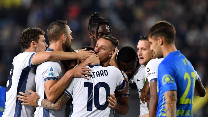 Soccer Football - Serie A - Empoli v Inter Milan - Stadio Carlo Castellani, Empoli, Italy - October 30, 2024  Inter Milans Davide Frattesi celebrates scoring their second goal with Lautaro Martinez and teammates REUTERS/Jennifer Lorenzini