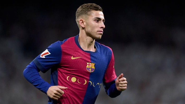 MADRID, SPAIN - OCTOBER 26: Fermin Lopez of FC Barcelona looks on during the LaLiga match between Real Madrid CF and FC Barcelona at Estadio Santiago Bernabeu on October 26, 2024 in Madrid, Spain. (Photo by Mateo Villalba/Getty Images)