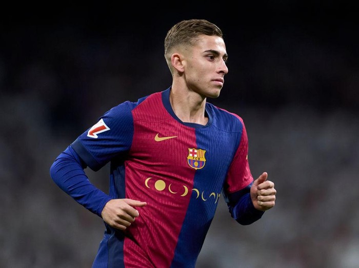 MADRID, SPAIN - OCTOBER 26: Fermin Lopez of FC Barcelona looks on during the LaLiga match between Real Madrid CF and FC Barcelona at Estadio Santiago Bernabeu on October 26, 2024 in Madrid, Spain. (Photo by Mateo Villalba/Getty Images)