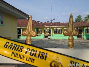 Murid SDN 2 Kujang Belajar di Rumah Usai Gedung Sekolah Terbakar Murid SDN 2 Kujang Belajar di Rumah Usai Gedung Sekolah Terbakar