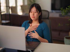 Video: Mengenal Istilah Job Hugging dan Dampaknya ke Psikologis Video: Mengenal Istilah Job Hugging dan Dampaknya ke Psikologis