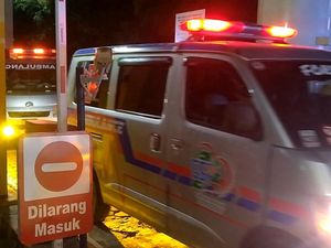 Iring-iringan Ambulans Antar Jenazah 3 Kru TvOne dari Pemalang Iring-iringan Ambulans Antar Jenazah 3 Kru TvOne dari Pemalang