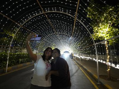 Jalan-jalan di India Berhias Lampu Jelang Diwali