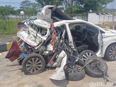 Sederet Foto Ringseknya Mobil TvOne Usai Dihantam Truk di Tol Pemalang