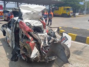 Mobil TvOne Sempat Terseret 75 Meter Saat Dihantam Truk Boks Rosalia Express Mobil TvOne Sempat Terseret 75 Meter Saat Dihantam Truk Boks Rosalia Express
