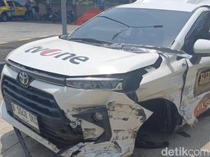7 Fakta Laka Maut Mobil TvOne Diseruduk Truk Boks di Tol Pemalang 7 Fakta Laka Maut Mobil TvOne Diseruduk Truk Boks di Tol Pemalang