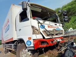 Penampakan Truk Boks Rosalia yang Tabrak Mobil Tim TvOne di Tol Pemalang