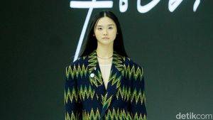 8 Koleksi Fbudi di Jakarta Fashion Week 2025 Hadirkan Tenun Suku Bugis