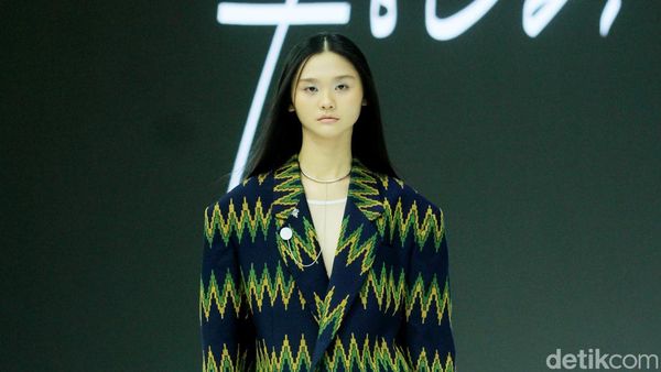 8 Koleksi Fbudi di Jakarta Fashion Week 2025 Hadirkan Tenun Suku Bugis