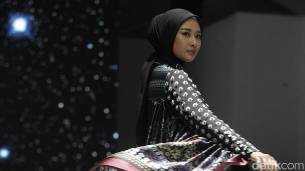 Foto: 10 Koleksi Nada Puspita, Busana Terinspirasi Keindahan Iznik, Turki