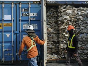 Malaysia Kesulitan Setop Impor Sampah Plastik dari Eropa