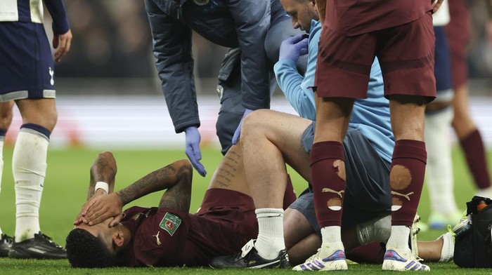 Manchester Citys Savinho reacts after sustaining an injury during the English League Cup fourth round soccer match between Tottenham and Manchester City, at the Tottenham Hotspur Stadium in London, Wednesday, Oct 30, 2024. (AP Photo/Ian Walton)