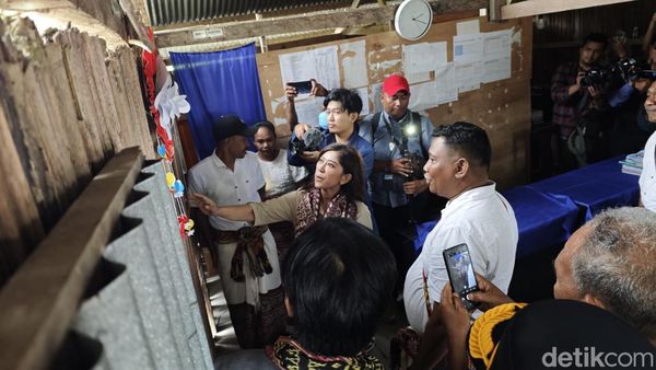 Menkomdigi Meutya Hafid Blusukan Cek Sinyal Internet di Pelosok NTT