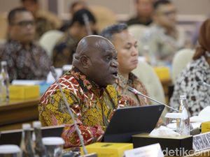 Natalius Pigai Dicecar Legislator: Apa yang Sebenarnya Bapak Kerjakan? Natalius Pigai Dicecar Legislator: Apa yang Sebenarnya Bapak Kerjakan?