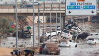 Mobil-mobil Ringsek Tersapu Banjir Penuhi Jalanan di Spanyol