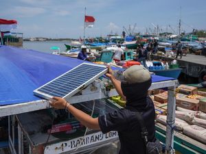 Potret Nelayan Manfaatkan PLTS untuk Melaut Potret Nelayan Manfaatkan PLTS untuk Melaut
