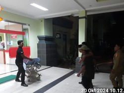 Pria Gangguan Jiwa Aniaya Ibu Kandung dan Lempari Rumah Warga