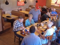 Pelanggan Restoran Rela Patungan Tolong Pelayan yang Kena Musibah