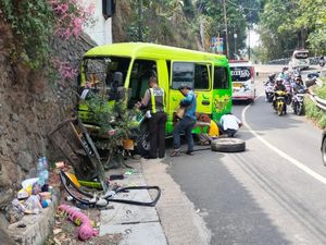 Elf Rombongan Siswa SMK Antartika Sidoarjo Kecelakaan di Trawas Pasuruan Elf Rombongan Siswa SMK Antartika Sidoarjo Kecelakaan di Trawas Pasuruan