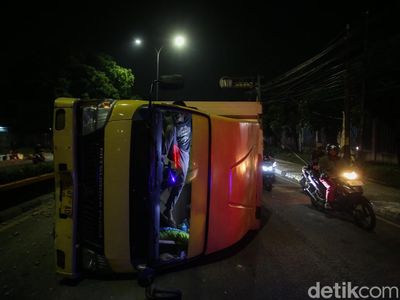 Penampakan Truk Terguling di Tambun Bekasi