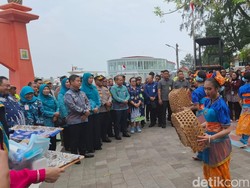 Pj Gubernur Jakarta Teguh Tinjau Uji Coba Makan Bergizi Gratis di Pulau Seribu