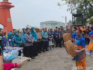 Pj Gubernur Jakarta Teguh Tinjau Uji Coba Makan Bergizi Gratis di Pulau Seribu Pj Gubernur Jakarta Teguh Tinjau Uji Coba Makan Bergizi Gratis di Pulau Seribu