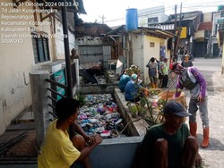 Menumpuk Berbulan-bulan, Sampah di Saluran Air Plumbon Akhirnya Diangkut