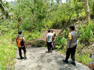 Tanah Longsor di Jembrana, Akses Jalan Warga Terputus
