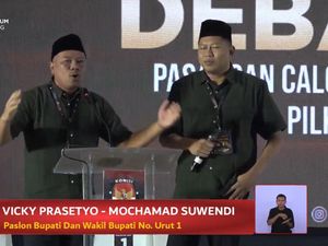 Debat Pilbup Pemalang, Vicky Prasetyo Bernyanyi saat Paparan Visi Misi Debat Pilbup Pemalang, Vicky Prasetyo Bernyanyi saat Paparan Visi Misi