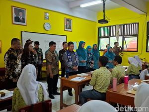 Teguh Tinjau Makan Bergizi di SMAN 69 Kepulauan Seribu, Menu Nasi Goreng