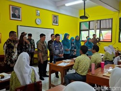 Teguh Tinjau Makan Bergizi di SMAN 69 Kepulauan Seribu, Menu Nasi Goreng