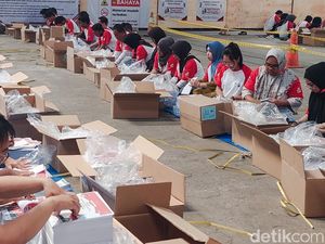 Antusias Heru Jadi Petugas Sorlip Surat Suara Demi Duit Tambahan Antusias Heru Jadi Petugas Sorlip Surat Suara Demi Duit Tambahan