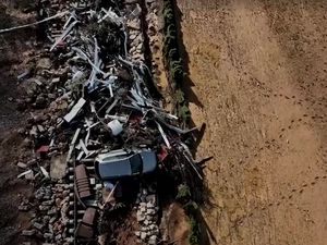 Video dari Udara Mobil-Mobil di Spanyol Menumpuk di Rel Kereta Gegara Banjir