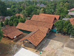 Melihat dari Dekat Rumah Adat Sunda di Tengah Hiruk Pikuk Kota Bekasi