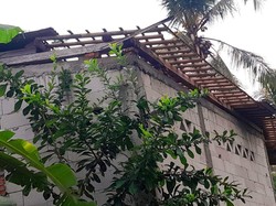 Hujan Deras Disertai Angin Kencang Terjang Karawang, Belasan Rumah Rusak