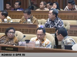 Momen Taufan Pawe Tegur Mendagri Tito karena Ngobrol Saat Rapat Komisi II DPR