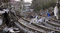 Sampah Banjir Numpuk di Jalur KA Spanyol