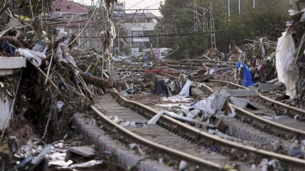 Sampah Banjir Numpuk di Jalur KA Spanyol