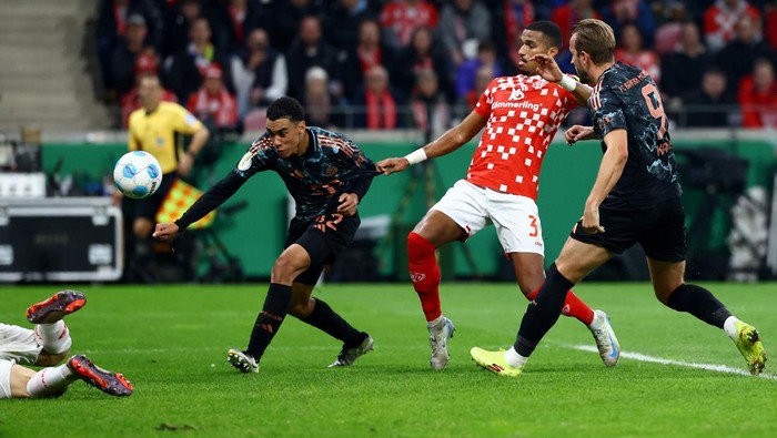 Soccer Football - DFB Cup - Second Round - 1. FSV Mainz 05 v Bayern Munich - MEWA Arena, Mainz, Germany - October 30, 2024 Bayern Munichs Jamal Musiala scores their second goal REUTERS/Kai Pfaffenbach DFB REGULATIONS PROHIBIT ANY USE OF PHOTOGRAPHS AS IMAGE SEQUENCES AND/OR QUASI-VIDEO.