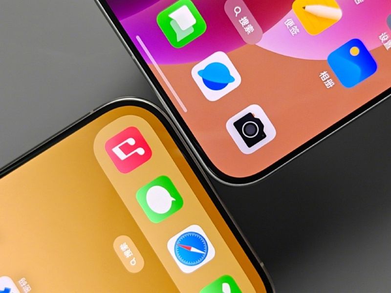 Layar bezel OPPO Find X8 dan iPhone