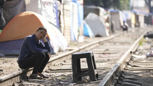 Tenda Migran Penuhi Bantaran Rel Kereta di Meksiko