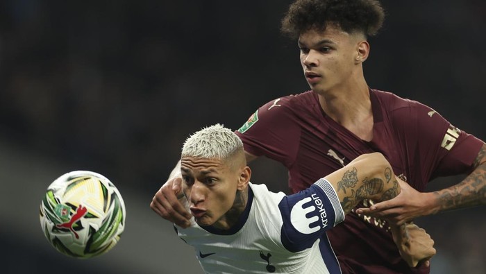 Tottenhams Richarlison, left, duels for the ball with Manchester Citys Nico OReilly during the English League Cup fourth round soccer match between Tottenham and Manchester City, at the Tottenham Hotspur Stadium in London, Wednesday, Oct 30, 2024. (AP Photo/Ian Walton)