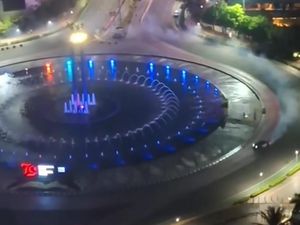 Viral Mobil Nge-drift di Bundaran HI, Polisi Jelaskan Faktanya Viral Mobil Nge-drift di Bundaran HI, Polisi Jelaskan Faktanya