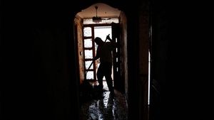Warga Spanyol Mulai Bersih-bersih Lumpur Sisa Banjir