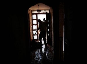 Warga Spanyol Mulai Bersih-bersih Lumpur Sisa Banjir