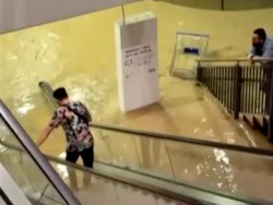 Video Warga Terjebak di IKEA saat Spanyol Dilanda Banjir Bandang